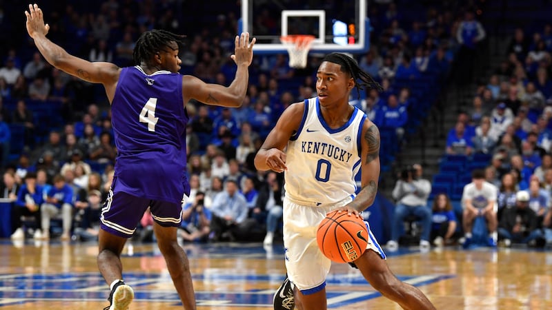 Kentucky guard Rob Dillingham (0) drives around Stonehill guard Se'yphon Triplett (4) during...